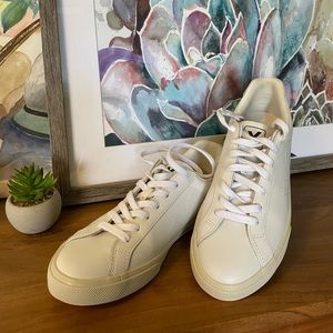 These beautiful Veja sneakers were only worn once. In excellent condition.